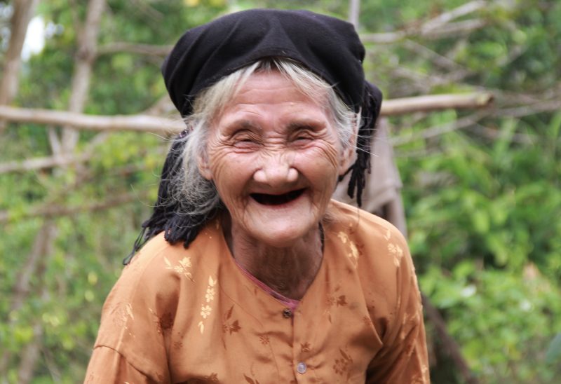 ảnh mẹ già ảnh người mẹ già cười móm