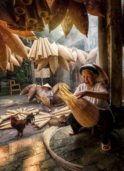 ảnh mẹ già ảnh người mẹ già đan giỏ