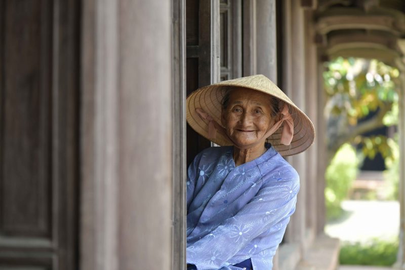 ảnh mẹ già ảnh người mẹ già đội nón