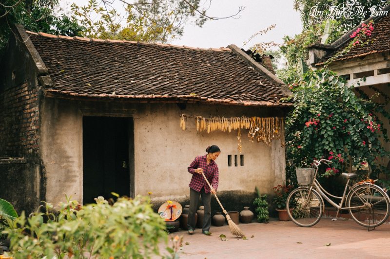 ảnh mẹ già ảnh người mẹ già quét nhà