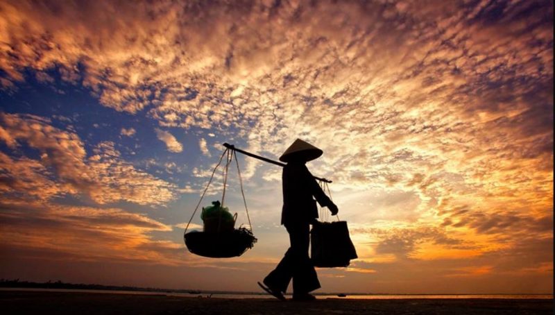 ảnh mẹ già gánh hàng rau