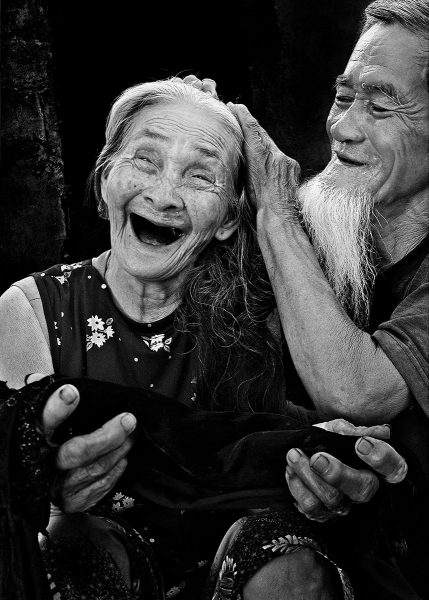 ảnh mẹ già hạnh phúc