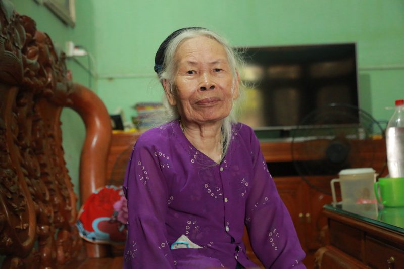 ảnh mẹ già mặc áo tím