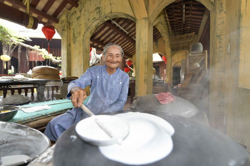 ảnh mẹ già tráng bánh