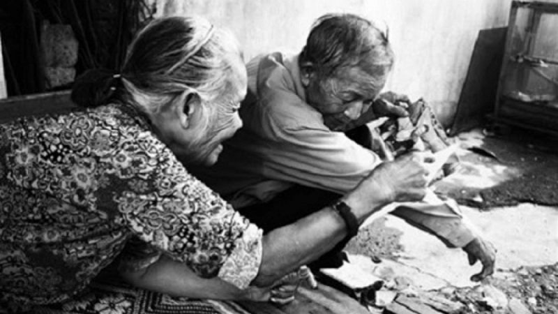 ảnh mẹ già vui vẻ hạnh phúc