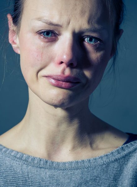 Ảnh nước mắt rơi cô gái đầy tâm trạng