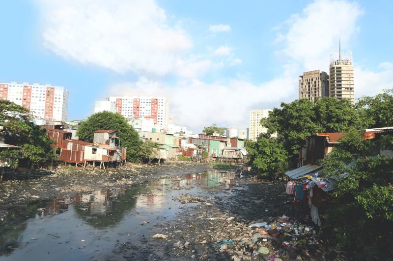 Fotos der Wasserverschmutzung im Herzen der Stadt