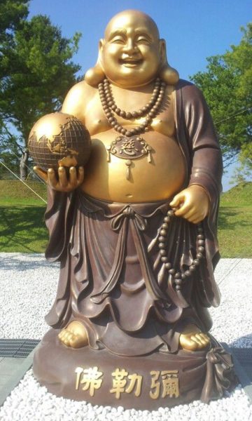 Tượng Phật Di Lặc cầm quả địa cầu