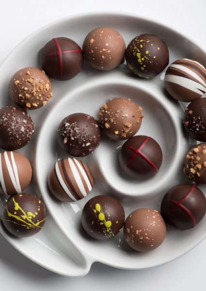 Schokoladenfoto zum Valentinstag mit runden und zarten Regalen