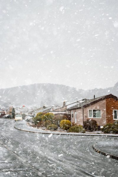 Foto von Schnee, der auf die Straße fällt