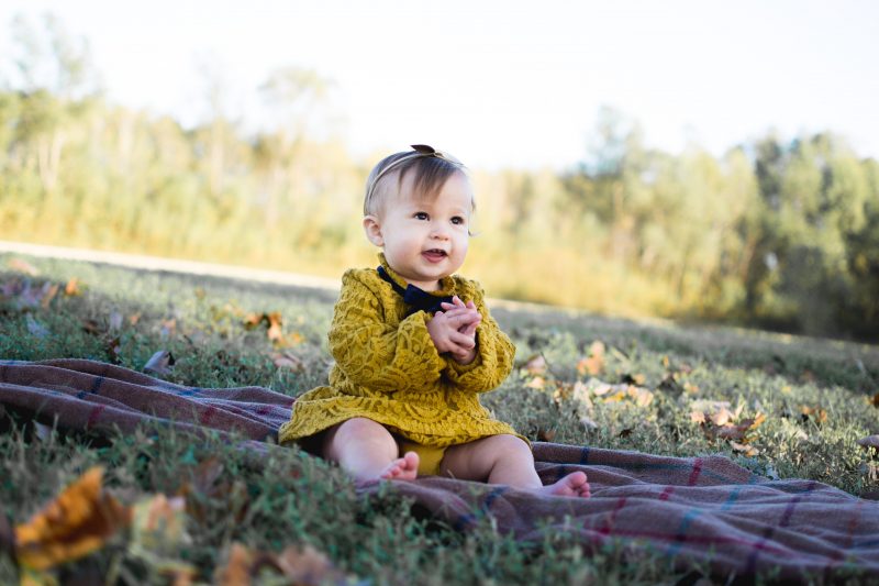 Hình ảnh baby cute trên bãi cỏ