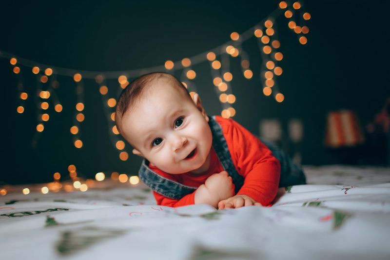 Hình ảnh baby nằm lật trên giường