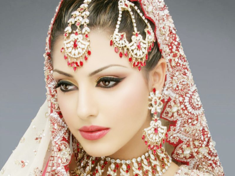 hình ảnh gái Ấn Độ đeo trang sức đỏ