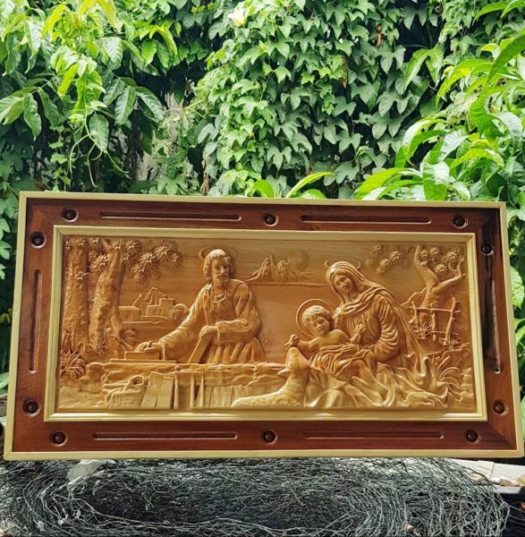 Hình ảnh gia đình Thánh Gia khắc trên gỗ