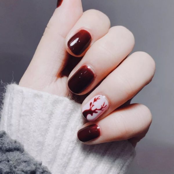 Hình ảnh mẫu nail màu đỏ đậm cho giáng sinh