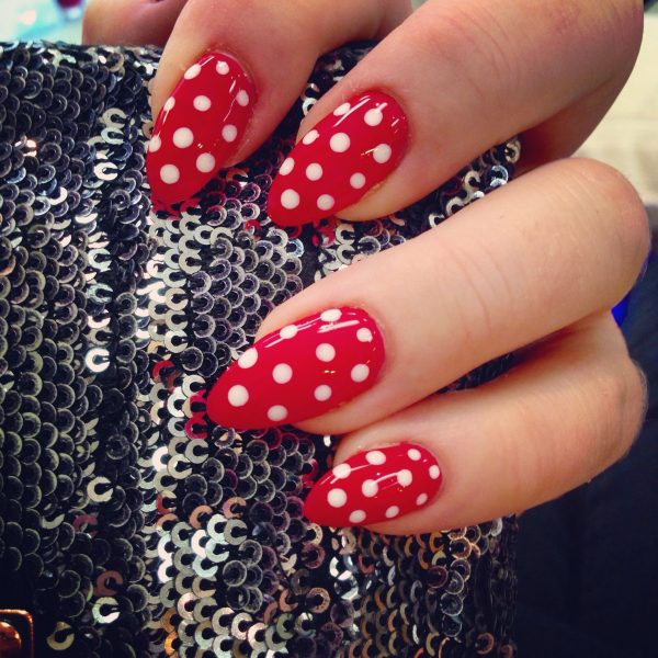 Hình ảnh mẫu nail màu đỏ điểm xuyết trắng