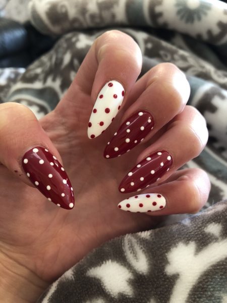 Hình ảnh mẫu nail màu đỏ tạo hình chấm bi