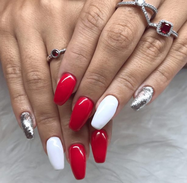 Hình ảnh mẫu nail màu đỏ trắng phối nhũ bạc