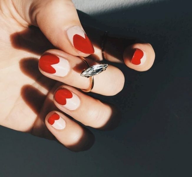 Hình ảnh mẫu nail màu đỏ vẽ hình trái tim