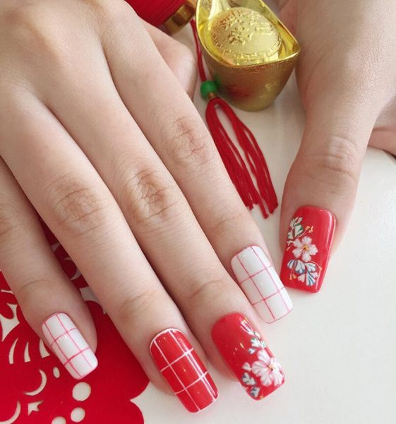 Hình ảnh mẫu nail màu đỏ vẽ hoa và sọc caro