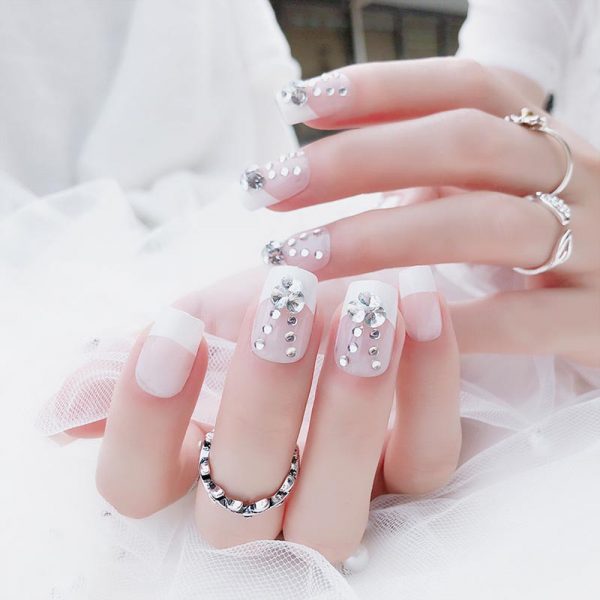Hình ảnh mẫu nail màu trắng cho cô dâu