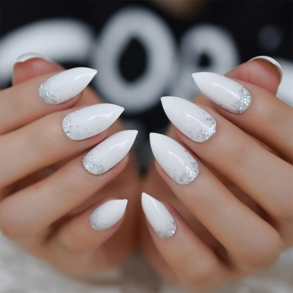 Hình ảnh mẫu nail màu trắng cho móng nhọn