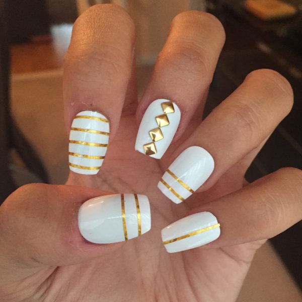 Hình ảnh mẫu nail màu trắng dán hình thoi