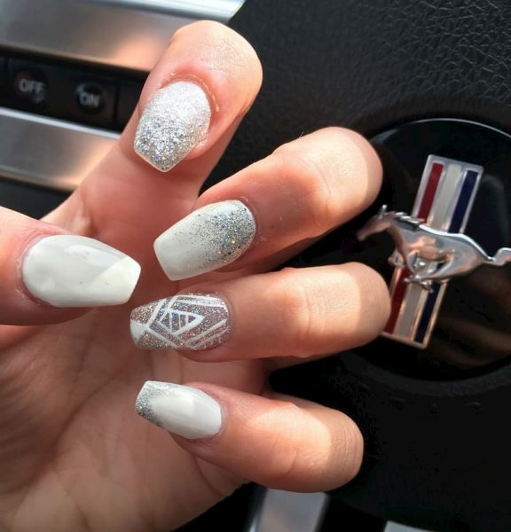 Hình ảnh mẫu nail màu trắng kẻ viền phá cách