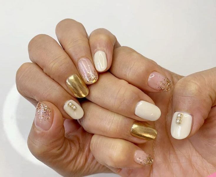 Hình ảnh mẫu nail màu trắng phối vàng