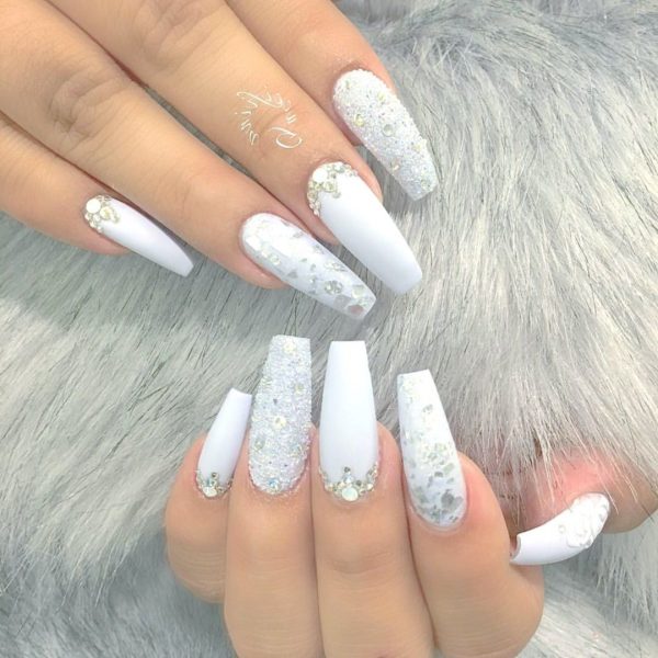 Hình ảnh mẫu nail màu trắng phối đá thời trang