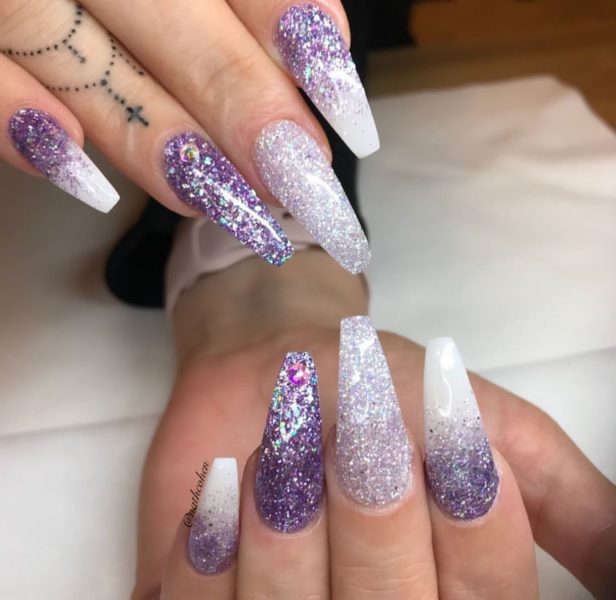 Hình ảnh mẫu nail màu trắng phối tím kim tuyến