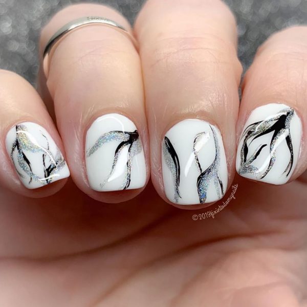Hình ảnh mẫu nail màu trắng vẽ đường kẻ