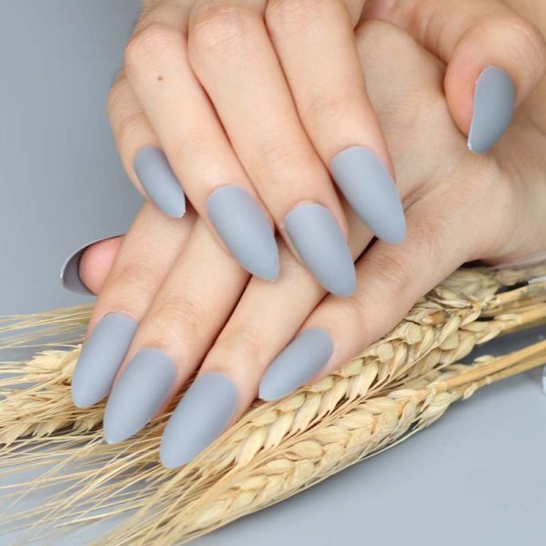 Hình ảnh mẫu nail xám sơn lỳ sang chảnh