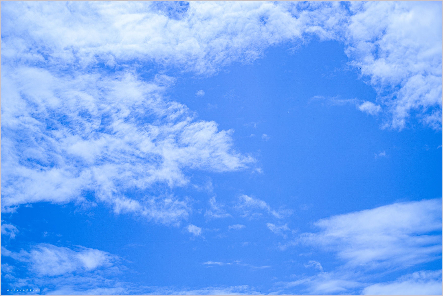 Hãy ngắm nhìn bức ảnh mây bay lơ lửng trên không trung để trải nghiệm cảm giác nhẹ nhàng, thoải mái và tạm quên đi những áp lực cuộc sống.