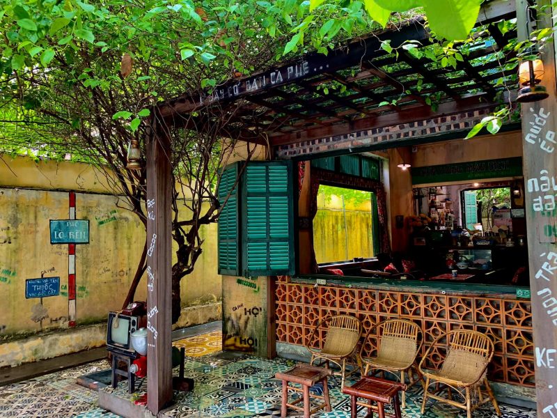 Hình ảnh quán cafe bình dân buổi sáng