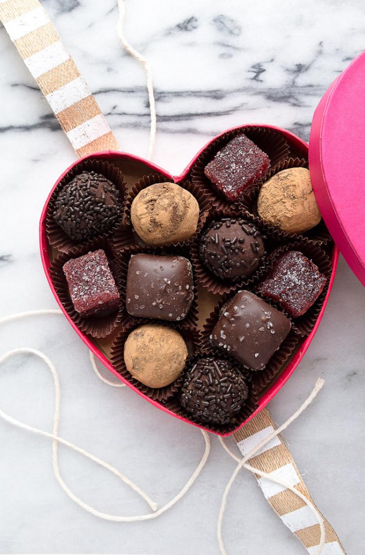 Hình ảnh chocolate valentine: Hãy cùng chiêm ngưỡng những hình ảnh về chocolate valentine thơm ngon, mềm mượt và hấp dẫn. Hương vị độc đáo của nó sẽ khiến bạn chìm đắm trong tình yêu và cảm nhận được trọn vẹn tình cảm trong ngày valentine.
