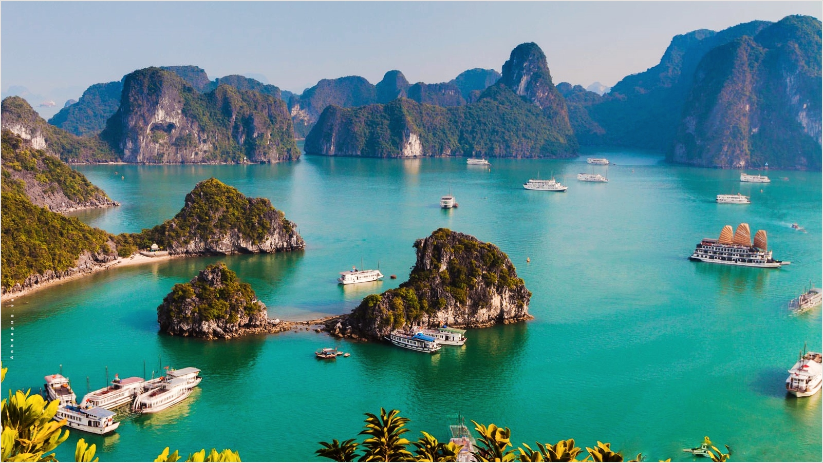 Cảnh đẹp hùng vĩ của quê hương sẽ khiến bạn thổn thức và ngất ngây. Từ những đỉnh núi trùng điệp đến những con sông hùng vỹ và những bãi biển trải dài tuyệt đẹp, hãy đắm chìm trong tất cả những cảnh sắc tuyệt vời của Việt Nam.