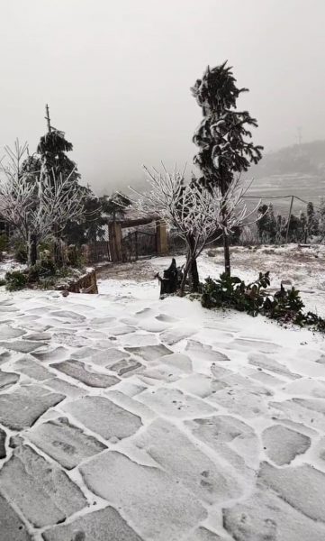 Bilder von fallendem Schnee, traurige Szene