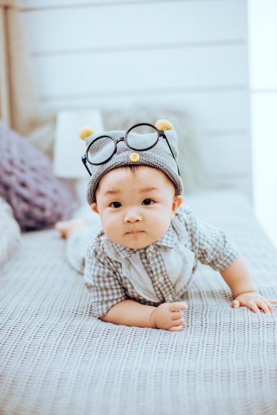 Hình baby đeo kính cười mỉm