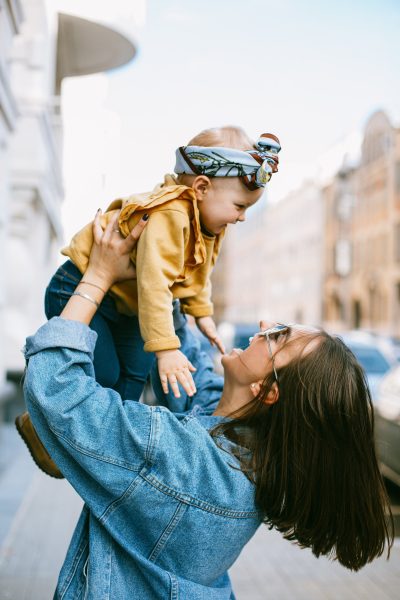 Hình baby hạnh phúc bên mẹ