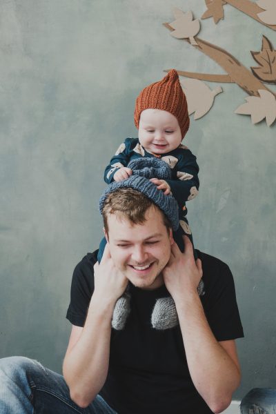 Hình baby trai chơi đùa với bố