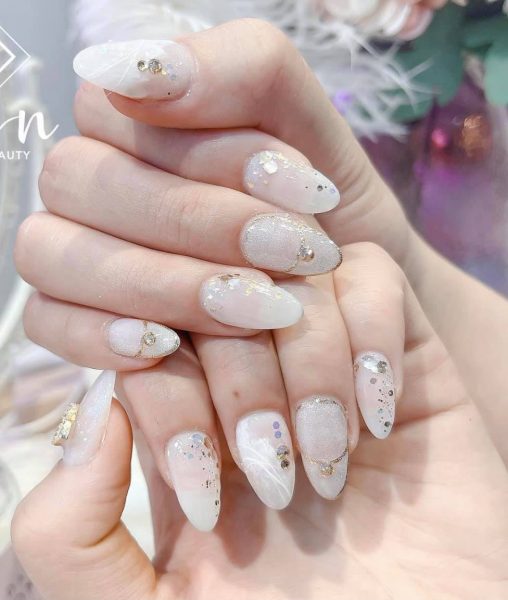 Hình mẫu nail màu trắng điểm đá sang trọng