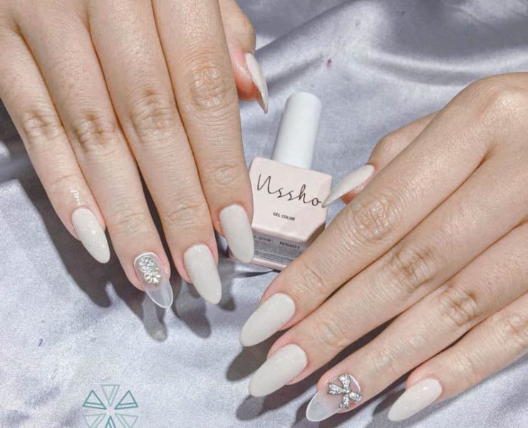 Hình mẫu nail màu trắng móng úp giả