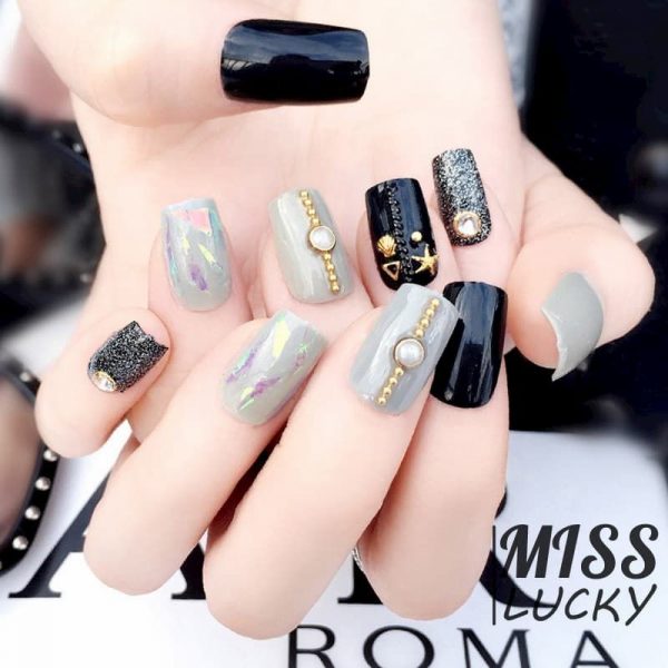 Hình mẫu nail xám đính cẩm xà cừ