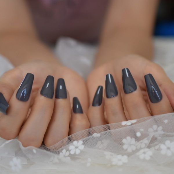 Hình mẫu nail xám tôn da trắng