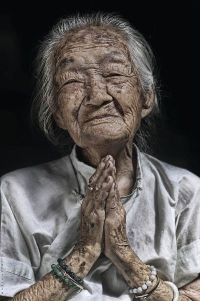 Hình mẹ già khóc chờ con đẹp nhất