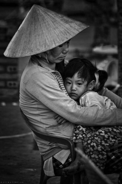 hình mẹ già ôm con gái