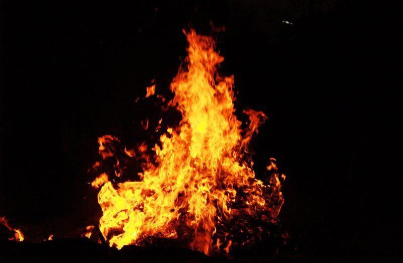 hình nền lửa cháy cực đẹp trong đêm tối