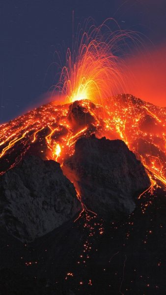 hình nền ngọn lửa phun trào từ đỉnh núi