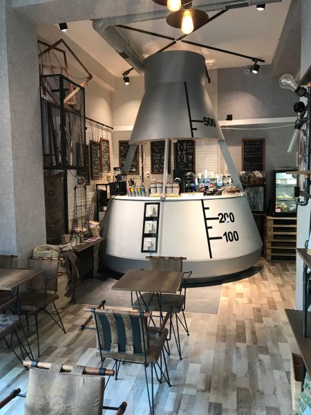 Hình quán cafe độc đáo với bình hóa chất